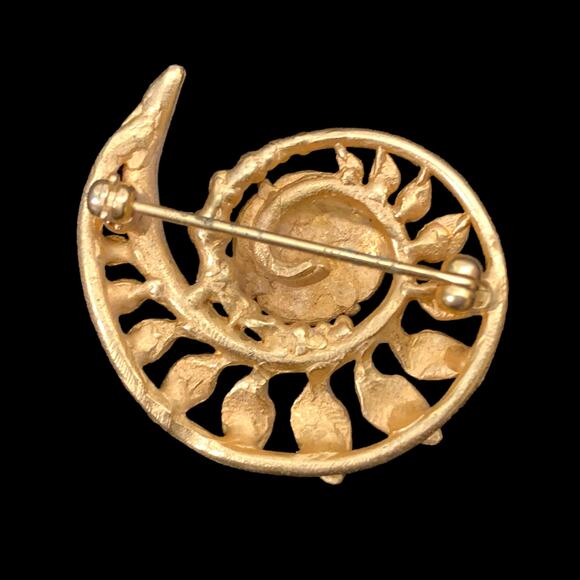 80s Matte Gold Shell Brooch w Red Cabochon Glass Stone | 1.5" x 1 1/8" - Picture 5 of 9